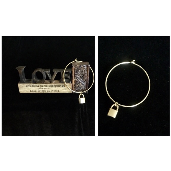 GOLD BANGEL BRACELET - LOCK - Picture 2 of 3